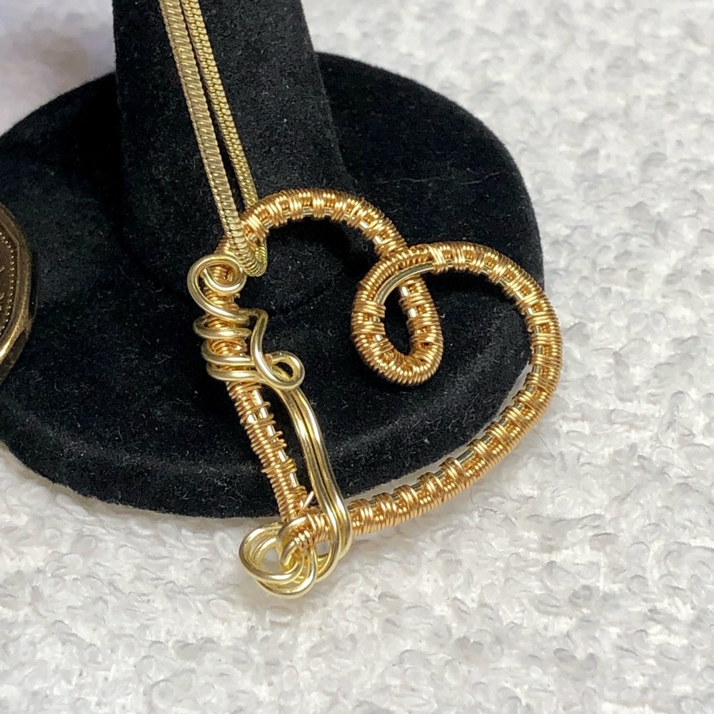 🎁floating heart pendant in gold color